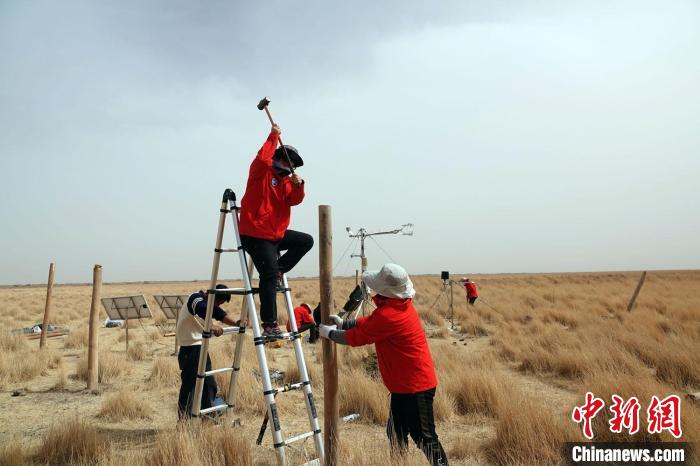 格爾木濕地站建設(shè)過(guò)程中，第二次青藏科考中科院空天院分隊(duì)隊(duì)員揮錘安裝防護(hù)欄。　<a target='_blank' href='/'><p  align=