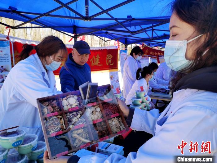 圖為中藥展示。　張?zhí)砀?攝