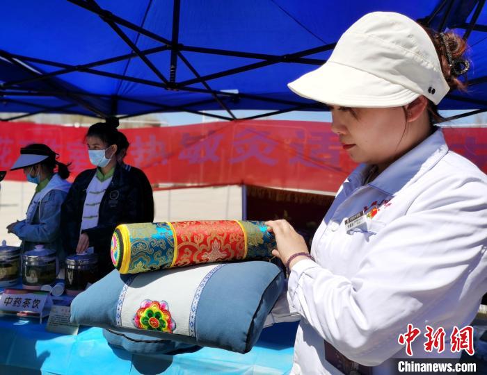 圖為青海省互助縣的中藥枕頭?！?zhí)砀?攝