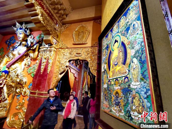 圖為仁俊畫院內(nèi)的唐卡?！?zhí)砀?攝