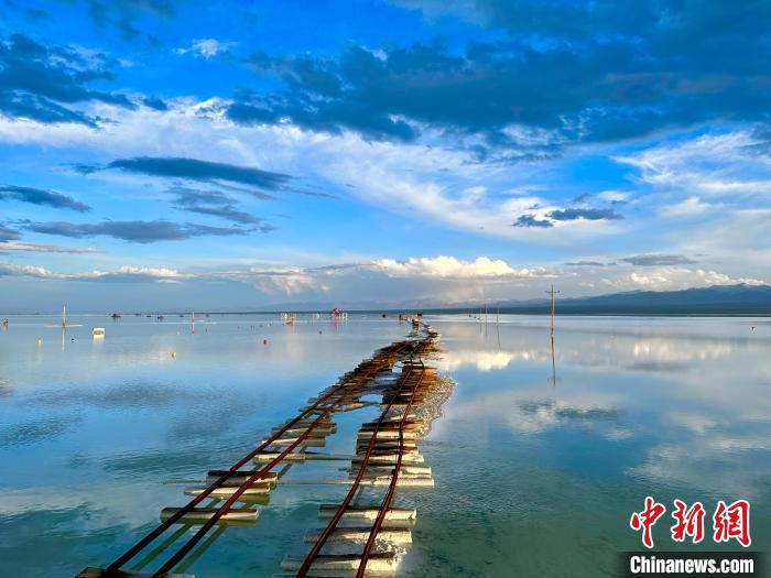 圖為茶卡鹽湖景區(qū)風(fēng)光。　劉洋 攝