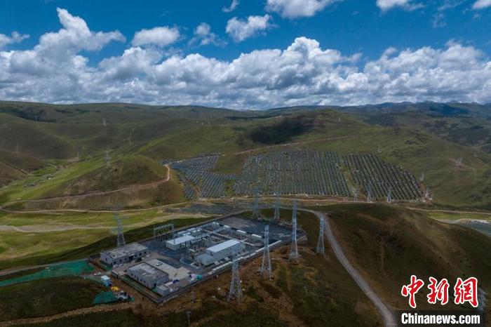 航拍建成投運(yùn)的柯拉一期光伏電站升壓站。　劉忠俊 攝