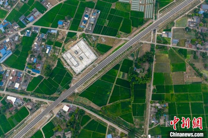 空中俯瞰綿竹牽引變電所和川青鐵路成黃段鐵路線。　劉忠俊 攝