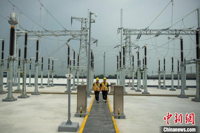 工作人員正在綿竹牽引變電所內(nèi)巡查設(shè)備受電運(yùn)行情況?！⒅铱?攝