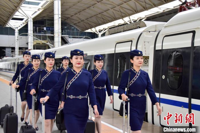 圖為青藏鐵路西格段“復(fù)興號(hào)”動(dòng)車組乘務(wù)員新制服亮相?！|科力加 攝