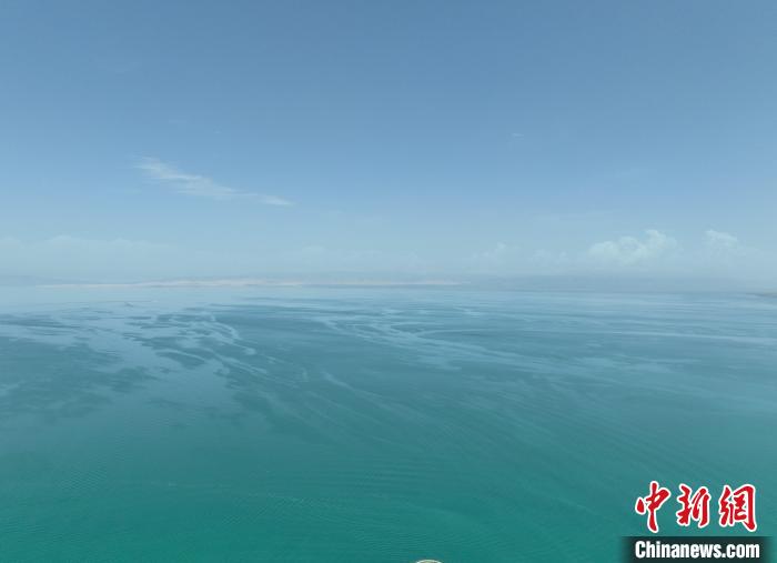 圖為航拍仲夏時(shí)節(jié)，青海湖水天一色?！∑钤鲚?攝