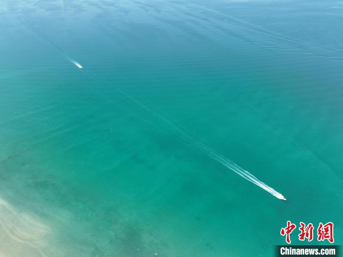 圖為航拍仲夏時(shí)節(jié)，青海湖湖水碧波蕩漾。　祁增蓓 攝