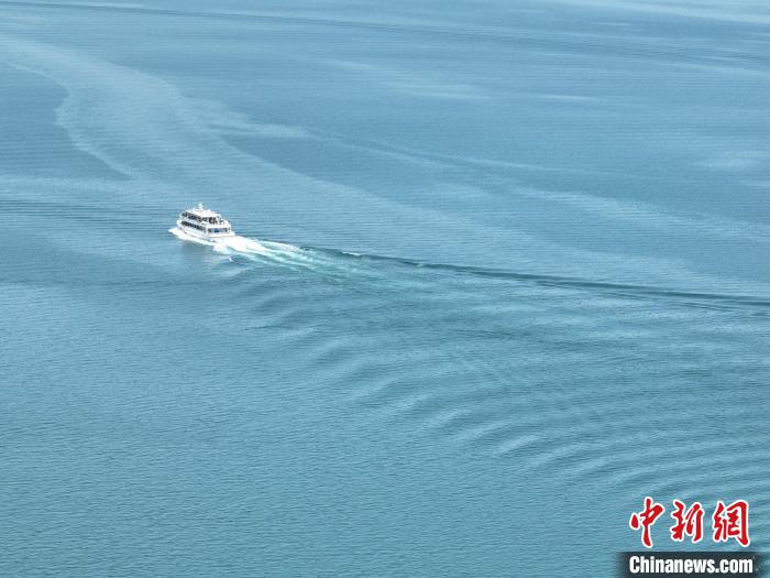 圖為航拍仲夏時(shí)節(jié)，青海湖湖水碧波蕩漾?！∑钤鲚?攝