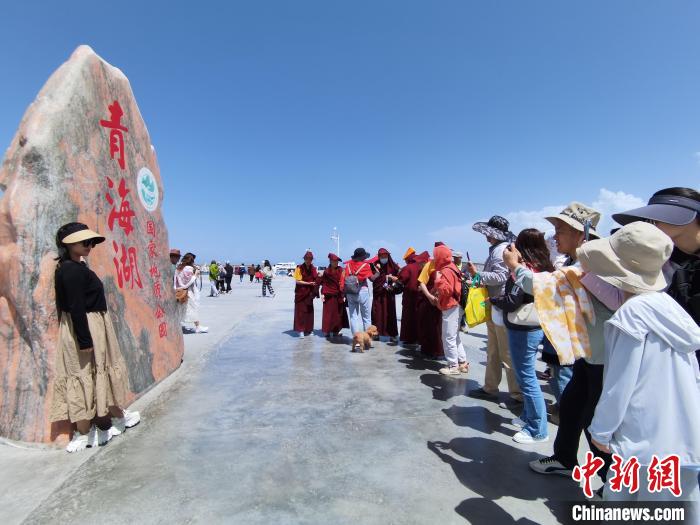 圖為航拍青海湖美景引游客拍照打卡。　祁增蓓 攝