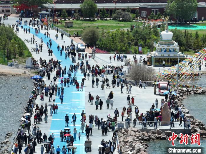 圖為航拍青海湖二郎劍景區(qū)游客眾多?！∑钤鲚?攝