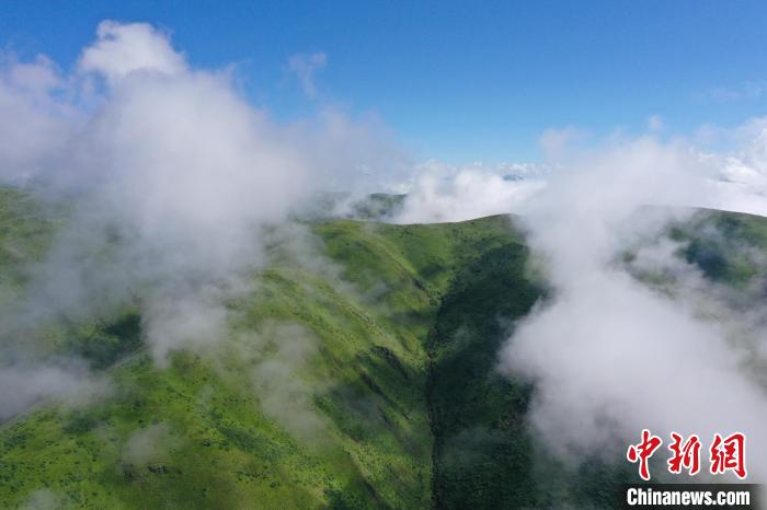 航拍賽來塘鎮(zhèn)山間云霧繚繞?！●R銘言 攝