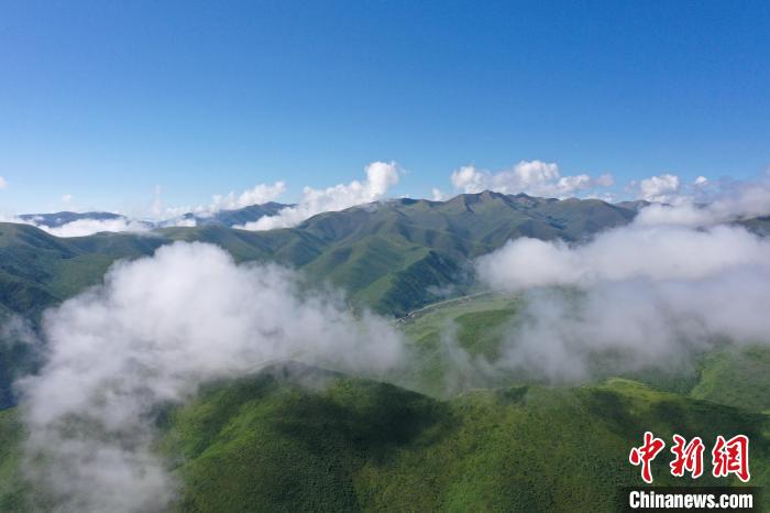 航拍賽來塘鎮(zhèn)山間云霧繚繞?！●R銘言 攝