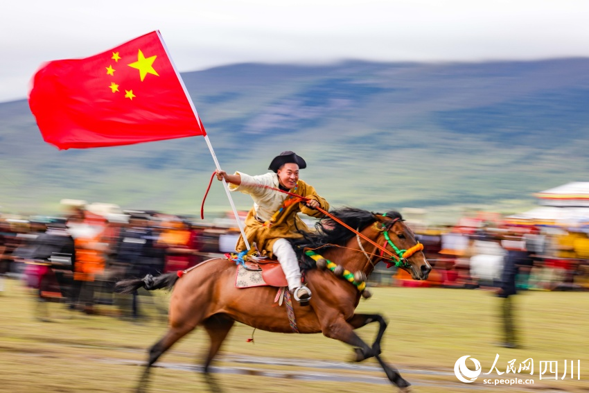 馬術(shù)表演現(xiàn)場(chǎng)。洛絨尼瑪攝