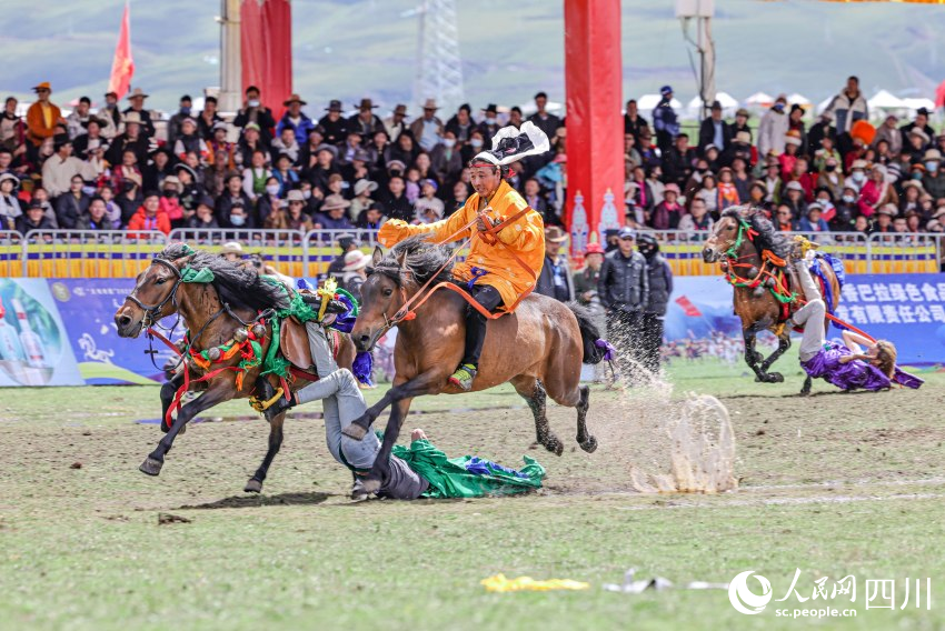 馬術(shù)表演現(xiàn)場(chǎng)。洛絨尼瑪攝