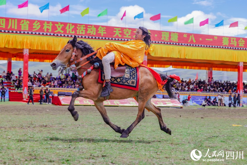 馬術(shù)表演現(xiàn)場(chǎng)。洛絨尼瑪攝