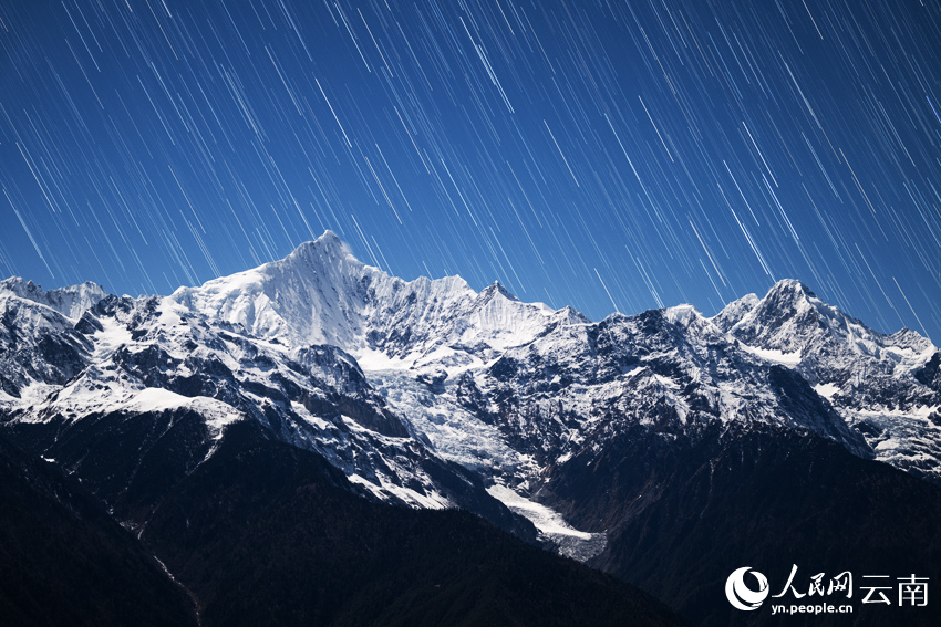 梅里雪山“星河流淌”奇觀。趙一舟攝