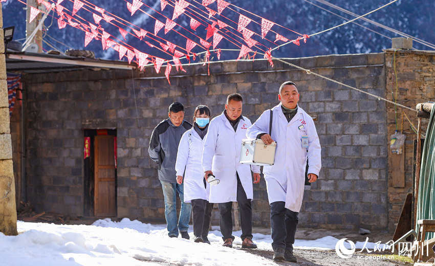 對口幫扶醫(yī)療小分隊(duì)行走在雪地里。劉學(xué)懿攝