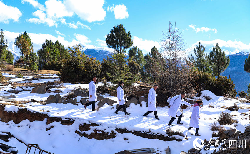 對口幫扶醫(yī)療小分隊(duì)行走在雪地里。劉學(xué)懿攝