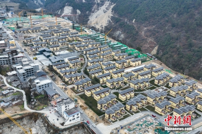 圖為2月1日，瀘定磨西鎮(zhèn)震后重建的安置小區(qū)。(無人機(jī)照片)<a target='_blank' href='/'><p  align=