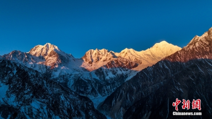 圖為2月1日，清晨陽光照在貢嘎雪山上，出現(xiàn)“日照金山”景觀。(無人機(jī)照片)<a target='_blank' href='/'><p  align=