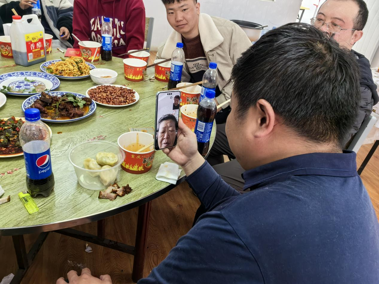 王玉琦與家人視頻。王元明攝