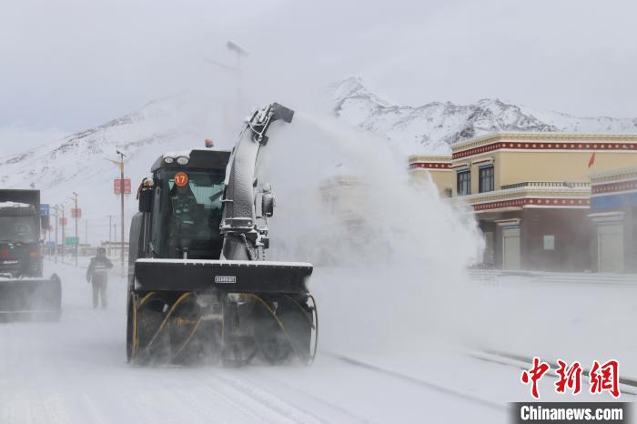 圖為該支隊官兵正在清理路面積雪?！《崦刺?攝