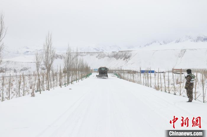 圖為救援官兵正在緊急清理路面積雪?！《崦刺?攝
