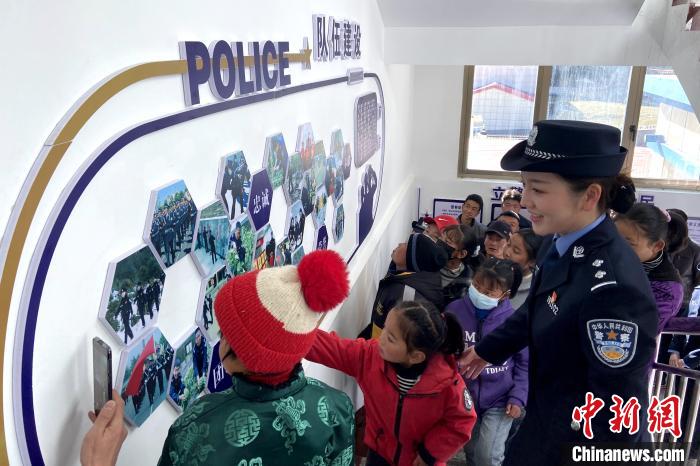 山南邊境管理支隊勒布邊境派出所舉行警營開放日活動，邀請駐地民眾進警營，了解民警工作生活?！∏f冀 攝