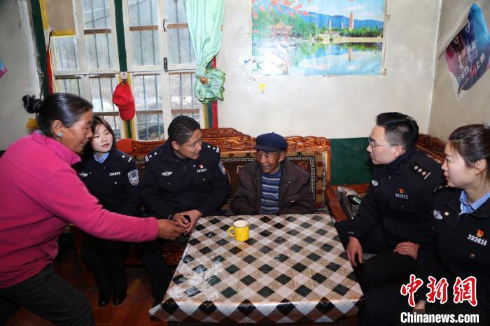 亞東出入境邊防檢查站民警走訪慰問轄區(qū)困難群眾?！堄陱?攝