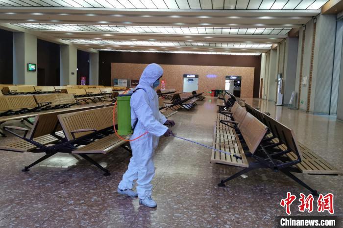 圖為拉薩車站工作人員在候車室進(jìn)行消毒?！±詈Ｐ?攝