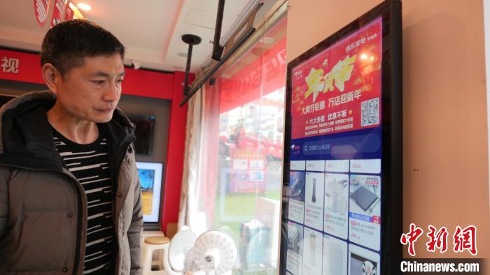 圖為店內(nèi)放置的可在線選購(gòu)商品的觸摸電子展示屏。　謝牧 攝