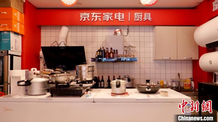圖為店內(nèi)部分商品展示?！≈x牧 攝