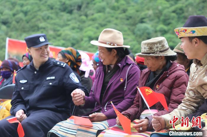 圖為李陽(yáng)副所長(zhǎng)(前排左一)與卓嘎、央宗姐妹共同參加愛(ài)國(guó)主義教育活動(dòng)。　德吉 攝