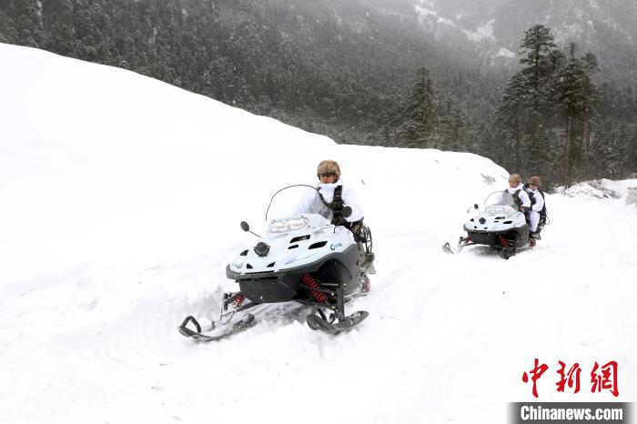 圖為雪地摩托車開路?！⊙鸩?攝
