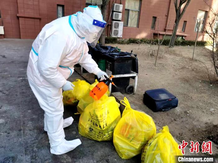 給垃圾做消殺。　鐵西區(qū)委宣傳部 攝