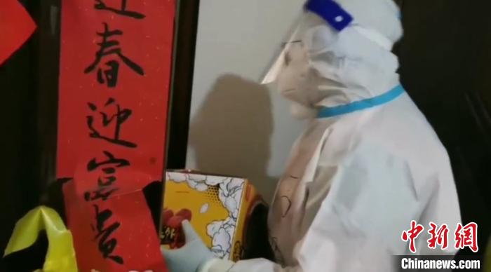 為封閉在家居民送快遞?！¤F西區(qū)委宣傳部 攝