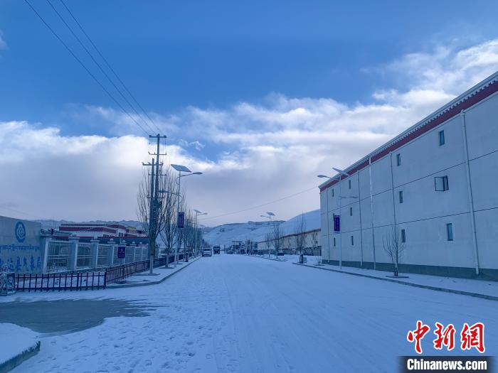 圖為西藏札達縣街道被積雪覆蓋?！娋?攝