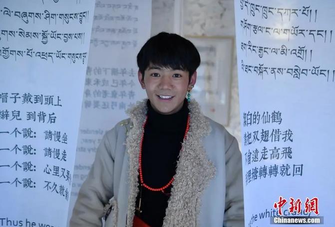 圖為丁真在理塘勒通古鎮(zhèn)倉(cāng)央嘉措微型博物館里留影。<a target='_blank' ><p  align=