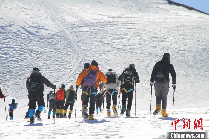 圖為2019年，普通民眾在洛堆峰體驗(yàn)登雪山活動(dòng)。資料圖 趙朗 攝