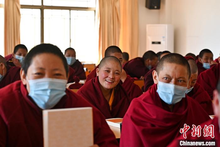 3月23日，記者走進(jìn)位于拉薩的西藏佛學(xué)院，探訪宗教學(xué)府的新學(xué)期。圖為西藏佛學(xué)院尼眾部學(xué)員等待上課。<a target='_blank' ></p><p  align=