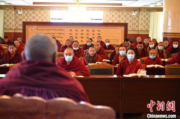 3月23日，記者走進(jìn)位于拉薩的西藏佛學(xué)院，探訪宗教學(xué)府的新學(xué)期。圖為佛學(xué)院學(xué)員正在上課。<a target='_blank' ></p><p  align=