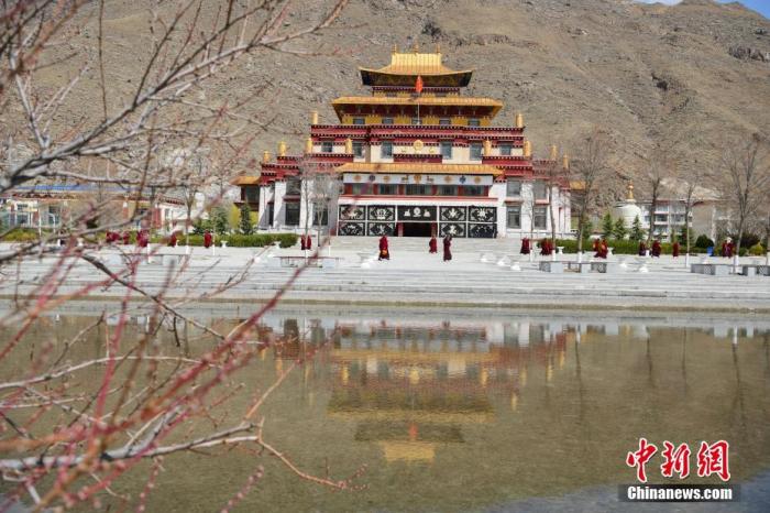 3月23日，西藏佛學(xué)院開學(xué)第二日，<a target='_blank' >中新社</a>記者前往學(xué)院探訪了少年活佛班、尼眾部等，走進(jìn)了他們的課堂。該學(xué)院有來(lái)自藏傳佛教格魯派、寧瑪派等各個(gè)教派的僧尼，900余人在此學(xué)習(xí)。圖為西藏佛學(xué)院內(nèi)景。<a target='_blank' >中新社</a>發(fā) 貢嘎來(lái)松 攝