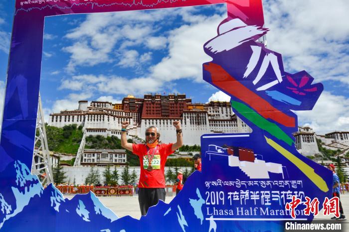 資料圖為2019年8月18日，拉薩舉行半程馬拉松賽?！〗w波 攝