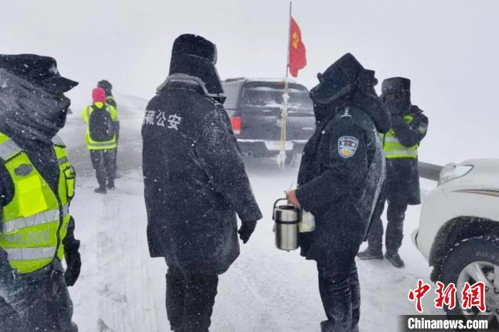 強降雪后，西藏安多縣警方在國道109線唐古拉山段開展除雪保通工作?！“捕嗫h公安局 供圖 攝