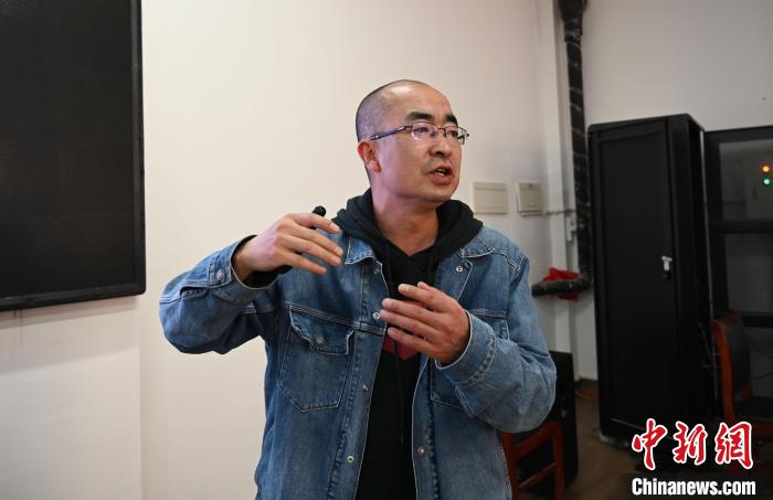 圖為西藏大學(xué)教授寧長(zhǎng)春授課宣講。