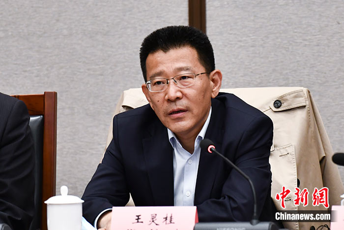5月16日，由中國社會科學(xué)院西藏智庫、中國社會科學(xué)院民族學(xué)與人類學(xué)研究所主辦的第五屆西藏智庫國際論壇在北京舉行。中國社會科學(xué)院副院長王靈桂在致辭中表示，今年是西藏和平解放70周年，西藏人民團結(jié)奮斗，把貧窮落后的舊西藏建設(shè)成經(jīng)濟發(fā)展、文化繁榮、社會進步、環(huán)境良好、生活幸福的社會主義新西藏，西藏歷史上第一次徹底消滅了絕對貧困，同全國人民一起，西藏各族人民已經(jīng)走進全面建成小康社會的新時代，進入歷史發(fā)展的新坐標。 <a target='_blank' ><p  align=