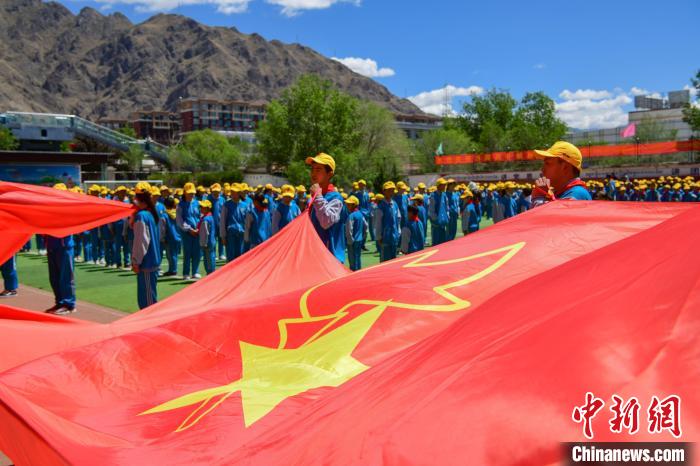 圖為拉薩市堆龍德慶區(qū)堆龍姜昆黃小勇希望小學(xué)學(xué)生在操場(chǎng)入隊(duì)儀式?！∝暩聛?lái)松 攝