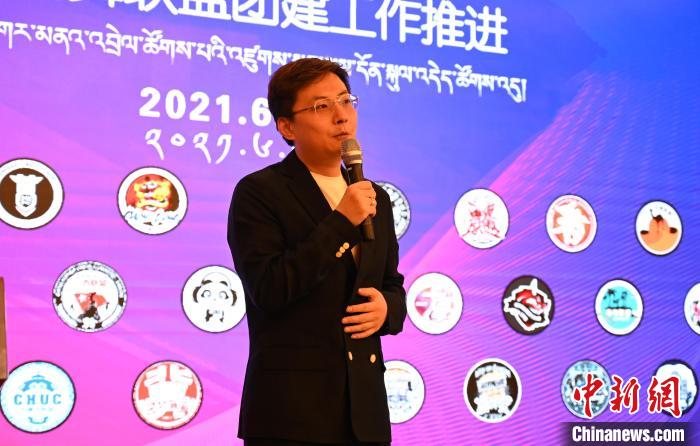 圖為中國(guó)舞蹈家協(xié)會(huì)街舞委員會(huì)常務(wù)副主任、秘書(shū)長(zhǎng)夏銳致辭?！≮w朗 攝