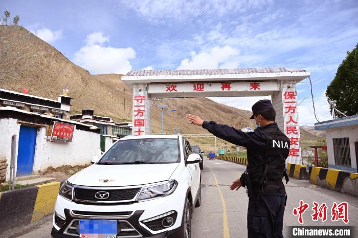 圖為移民管理警察示意司機(jī)停車(chē)接受檢查?！≮w朗 攝