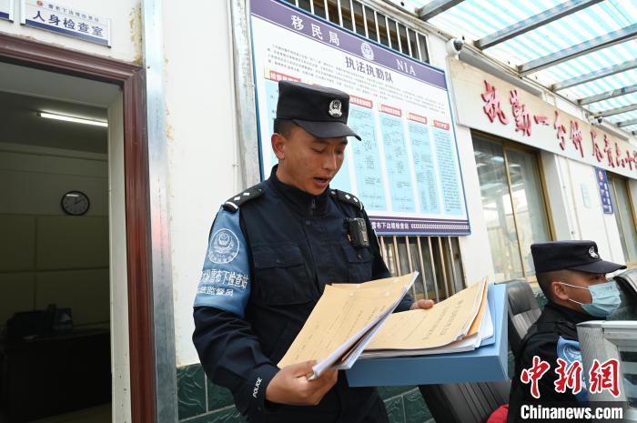 圖為洛桑朗嘎向記者展示卷宗?！≮w朗 攝